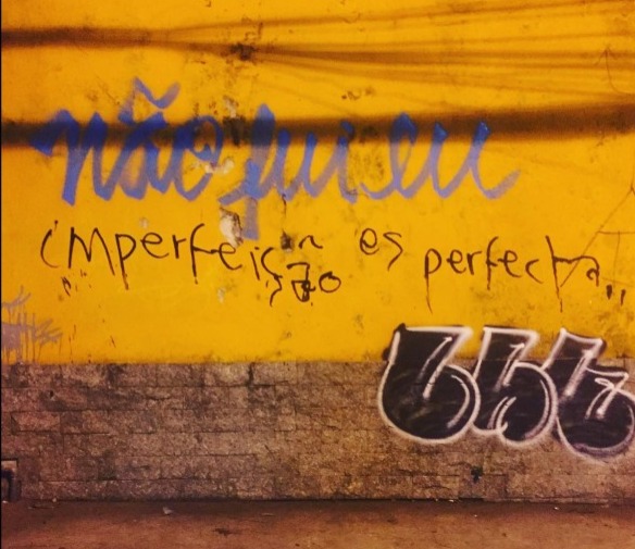 Foto de uma parede grafitada com os dizeres: não fui eu e a imperfeição es perfecta